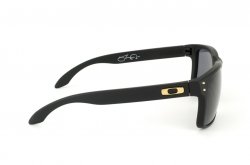   Oakley OO9102-17
