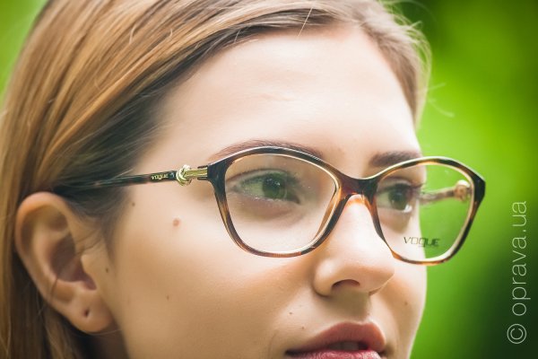 VO5057 W656  () Vogue